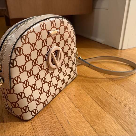 VALENTINO BY MARIO VALENTINO
Diana Logo Leather Crossbody Bag - Picture 5 of 12